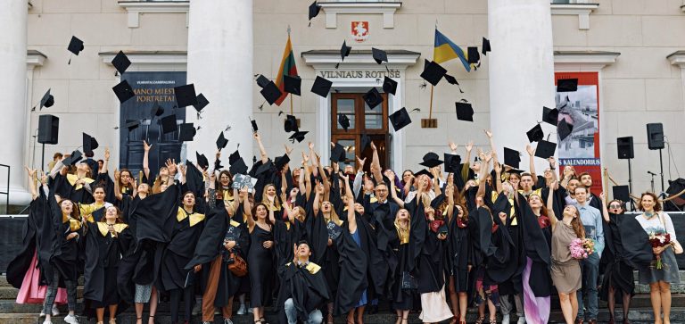 Europos humanitarinio universiteto diplomų įteikimo šventėje paminėti išskirtiniai absolventų akademiniai pasiekimai