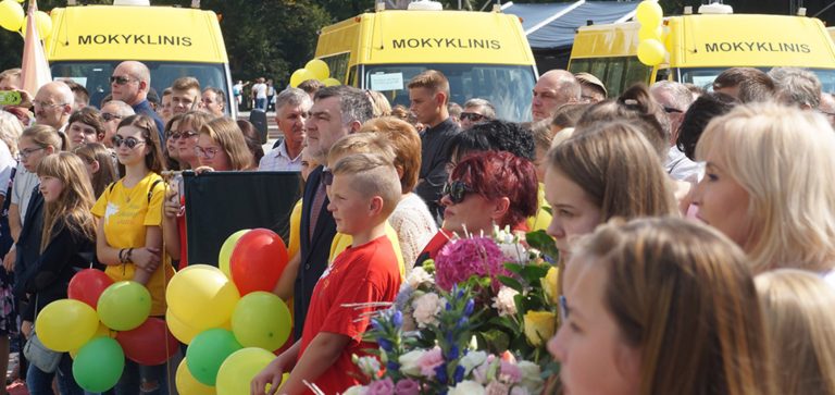Tūkstantasis geltonasis autobusas veš Lietuvos moksleivius pažinimo keliu