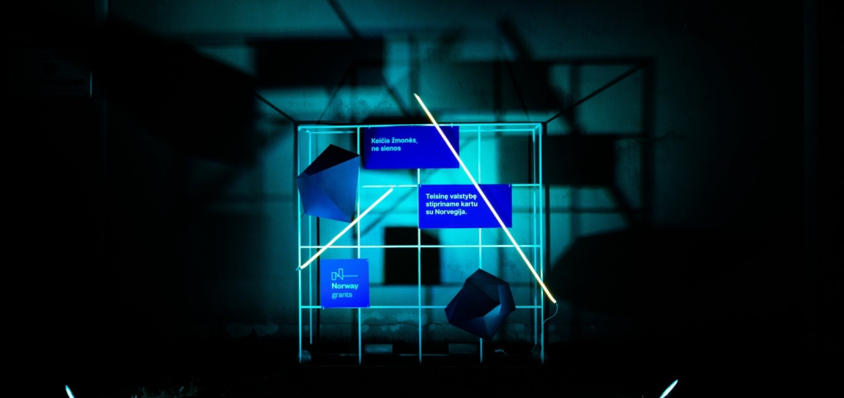 Meninėmis instaliacijomis apie investicijas į teisingumo sistemos stiprinimą