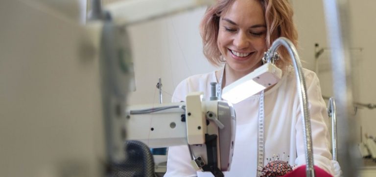 Būsimiems siuvėjams verslas padeda ne tik išmokti suvaldyti audinius