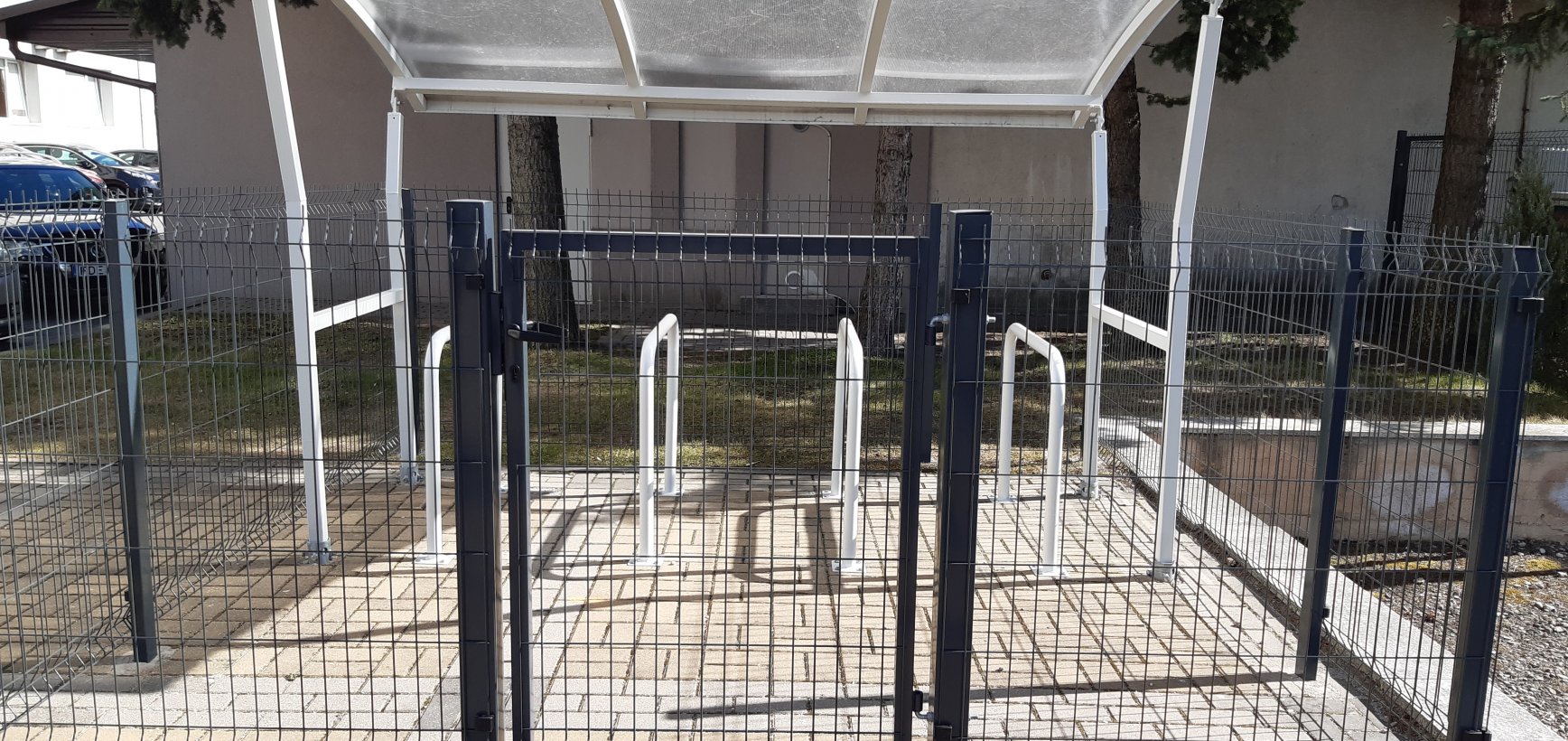 Žaliausiu miestu siekianti tapti Tauragė daugiabučių kiemuose įrengė dviračių saugyklas