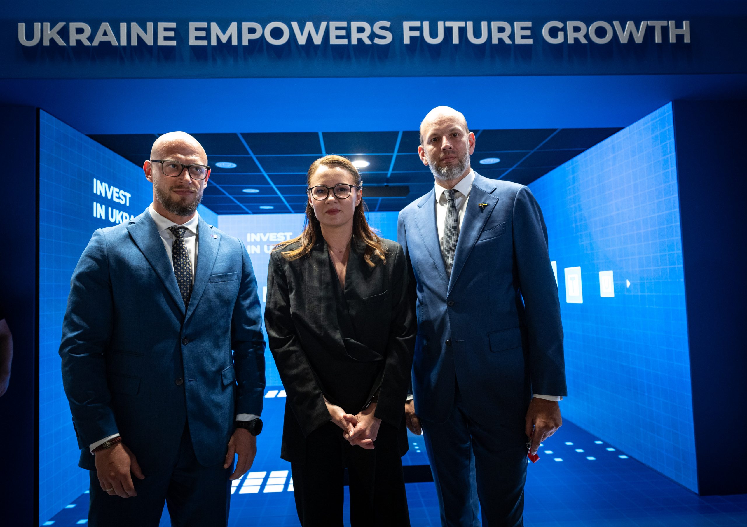 Nuotraukoje (iš kairės): Lietuvos tarptautinių partnerysčių centro (CPVA) Ukrainos atsigavimo ir taikos investicijų programų vadovas Artūras Žarnovskis, Ukrainos Ministrė Pirmininkė Julija Svyrydenko ir Lietuvos užsienio reikalų ministerijos ambasadorius ypatingiems pavedimams Darius Skusevičius, atsakingas už Ukrainos atsigavimo ir atstatymo koordinavimą. 
